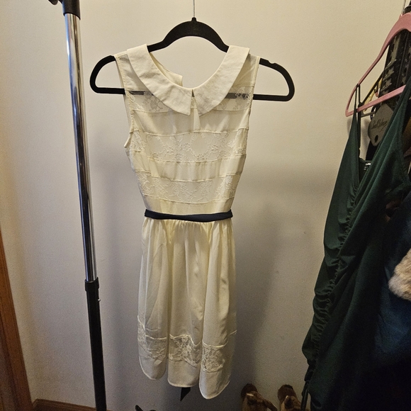White sheer areas light dress with blue belt - Picture 3 of 7
